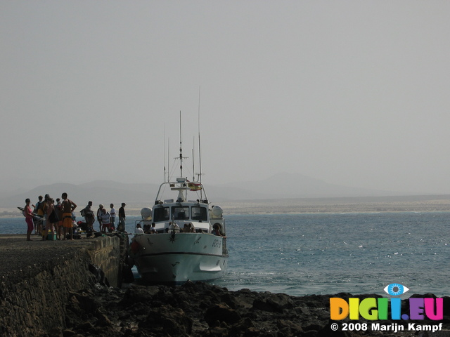 28070 Boarding the boat